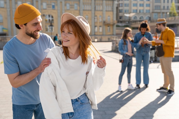 Photo gratuite amis heureux de tir moyen en ville