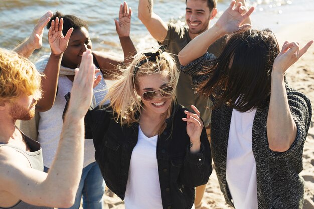 Amis insouciants à la fête en plein air