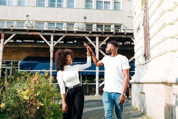 Amis interculturels dans la rue à cinq