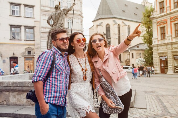 Amis jeunes hipster posant dans la vieille ville