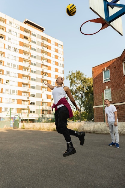 Amis jouant au basket plein coup