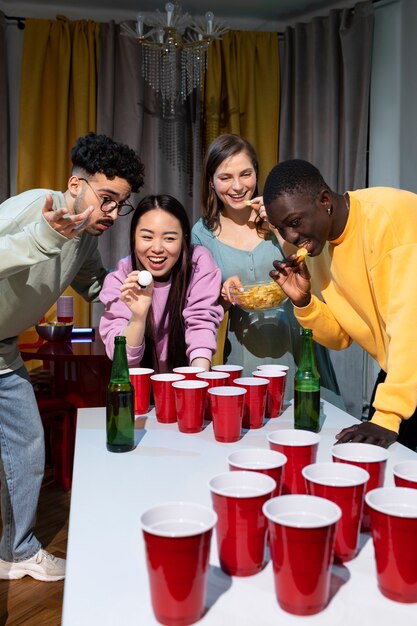 Amis jouant au beer pong