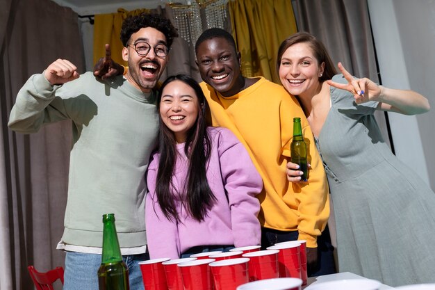 Amis jouant au beer pong