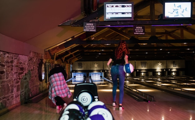 Photo gratuite amis jouant au bowling