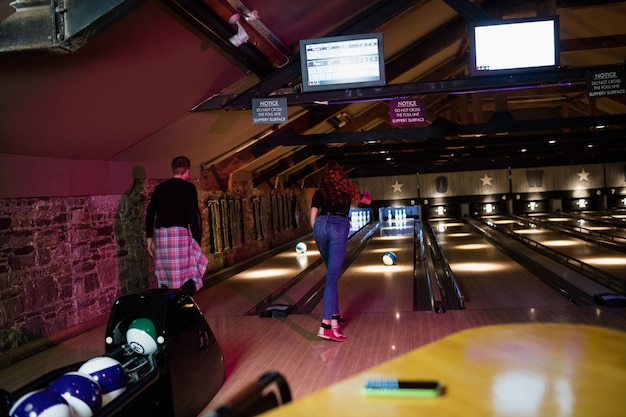 Amis jouant au bowling