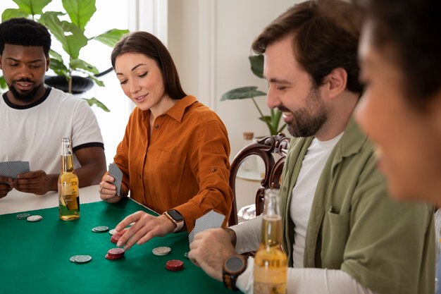 Amis jouant au poker ensemble