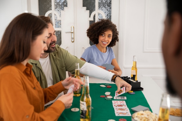 Amis jouant au poker ensemble