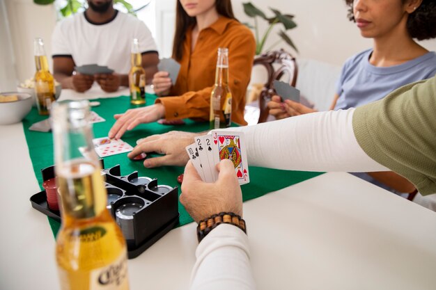 Amis jouant au poker ensemble