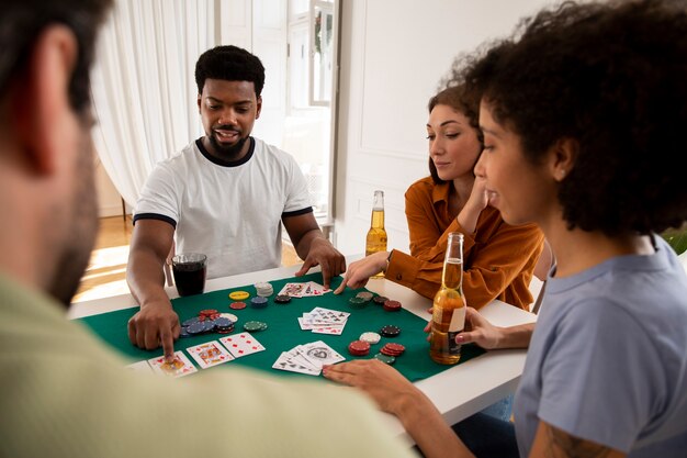 Amis jouant au poker ensemble