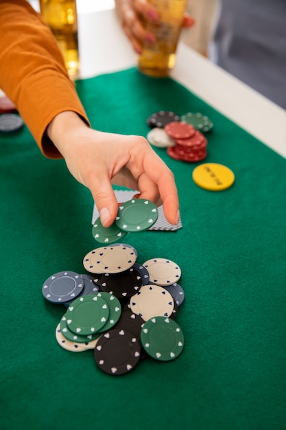 Amis jouant au poker ensemble