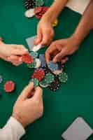 Photo gratuite amis jouant au poker ensemble