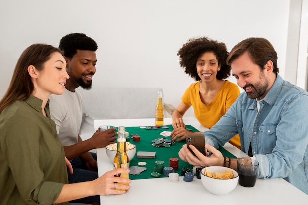 Amis jouant au poker ensemble