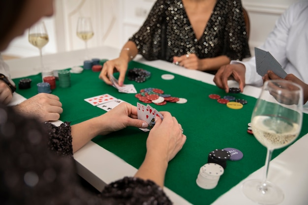 Photo gratuite amis jouant au poker ensemble