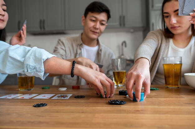 Amis jouant au poker ensemble