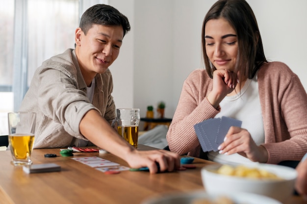 Amis jouant au poker ensemble