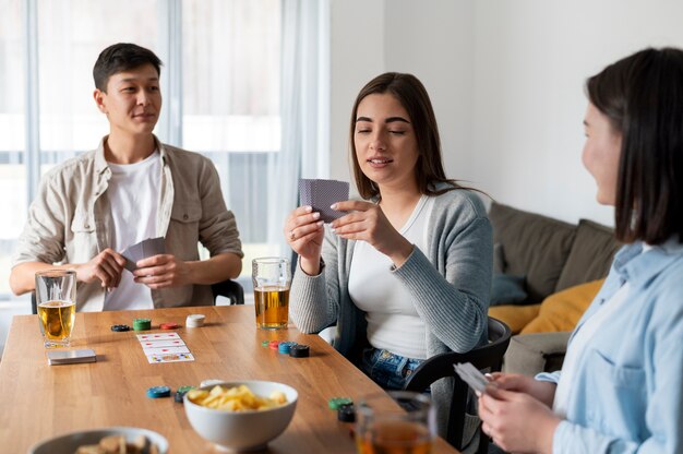 Amis jouant au poker ensemble