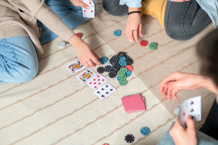 Photo gratuit amis jouant au poker ensemble