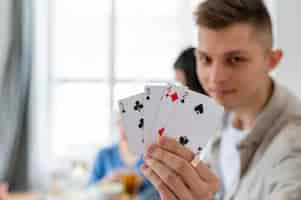 Photo gratuite amis jouant au poker ensemble