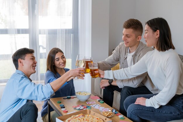 Amis jouant au poker ensemble