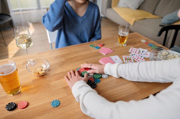 Amis jouant au poker ensemble