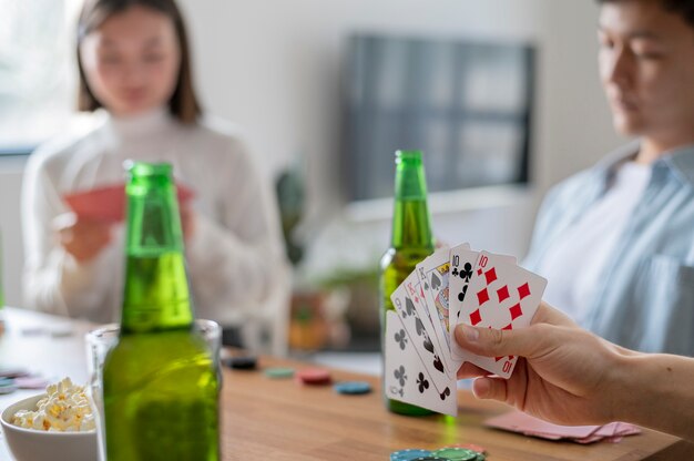 Amis jouant au poker ensemble