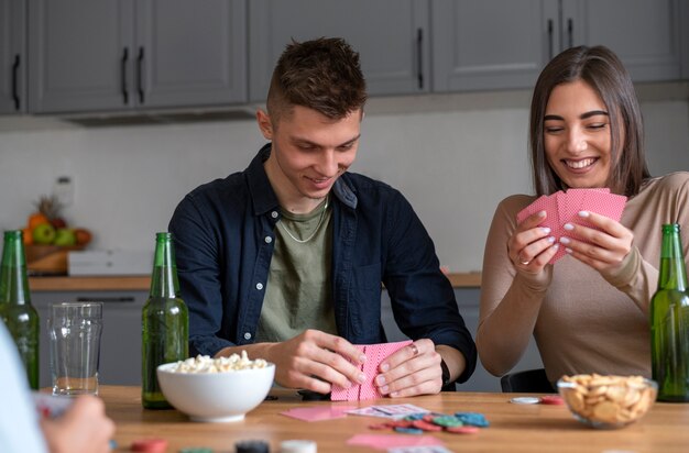 Amis jouant au poker ensemble