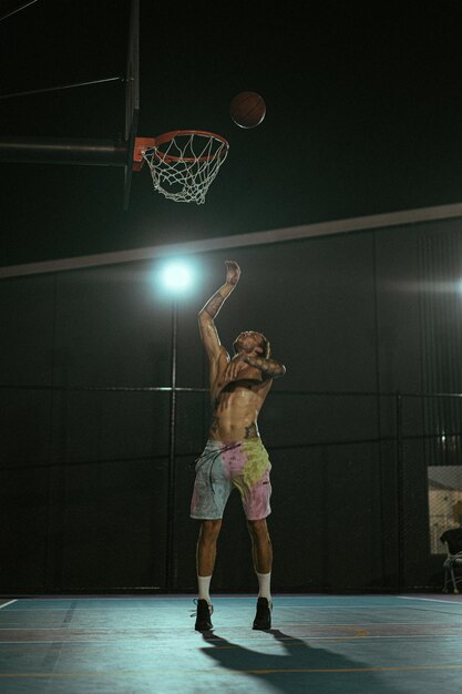 Des amis jouent au basket. Les jeunes hommes jouent au basket dans la rue.