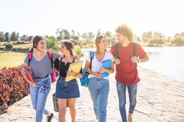 Amis joyeux communiquant après les études