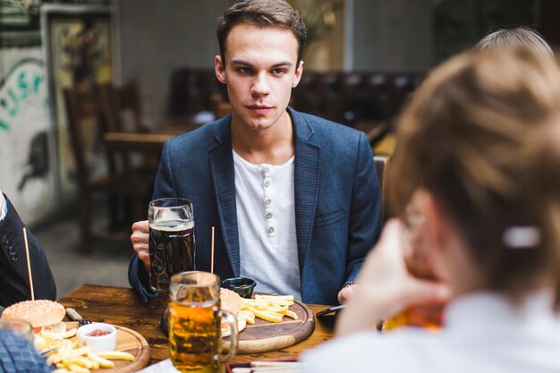 Amis mangeant et conversant au restaurant