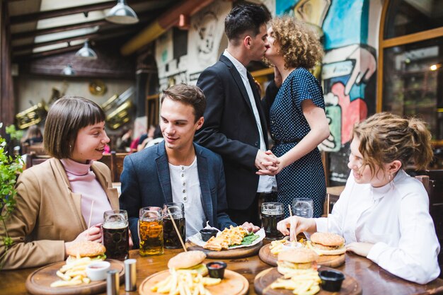 Amis mangeant et conversant au restaurant