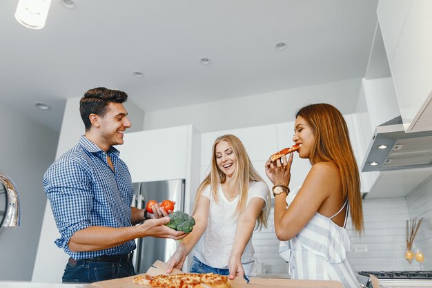 amis mangeant dans une cuisine