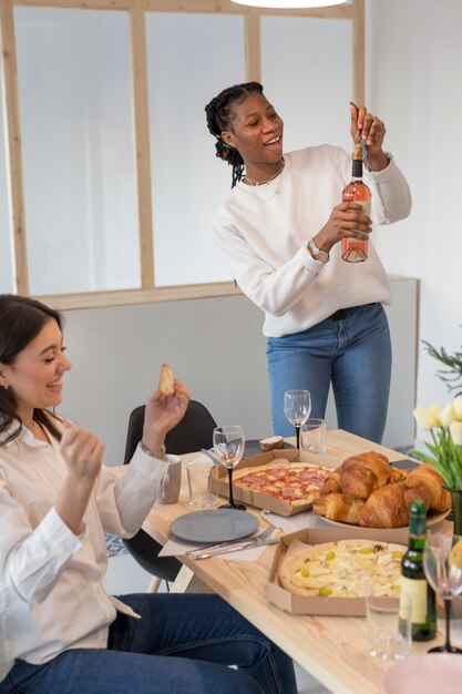 Amis, manger et boire de la bière