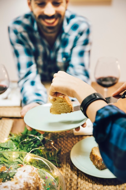 Amis, manger du gâteau