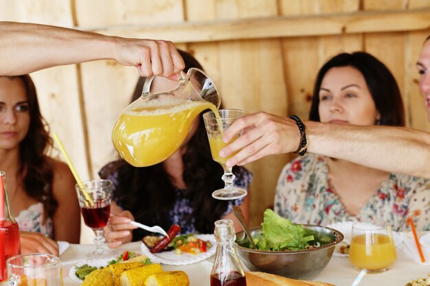 amis manger ensemble dans un restaurant