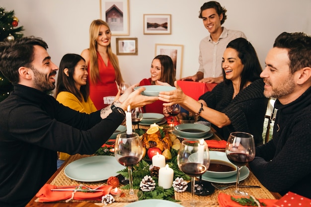 Photo gratuite amis à manger à noël