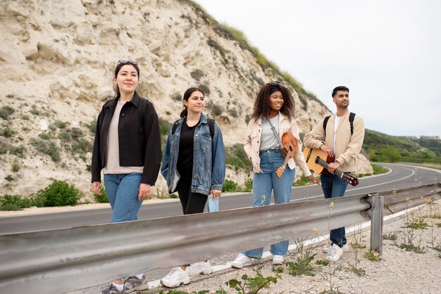 Amis marchant ensemble dans la nature plein coup