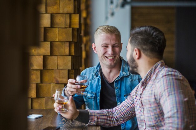 Photo gratuite amis masculins appréciant la boisson au pub