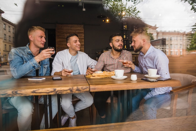 Photo gratuite amis masculins appréciant la boisson au restaurant