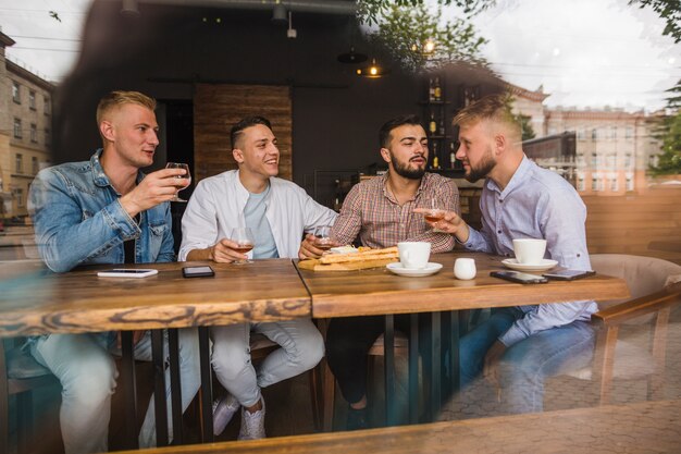 Amis masculins appréciant la boisson au restaurant