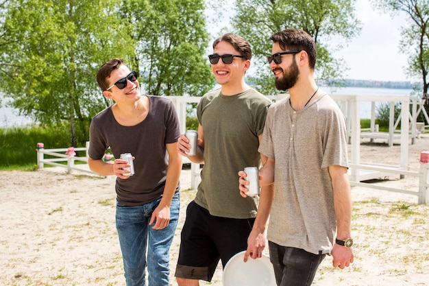 Amis masculins s&#39;amusant avec de la bière