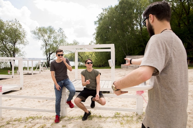 Amis masculins s&#39;amusant sur la plage