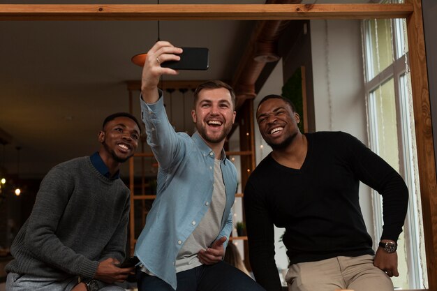 Amis masculins de Smiley prenant des selfies