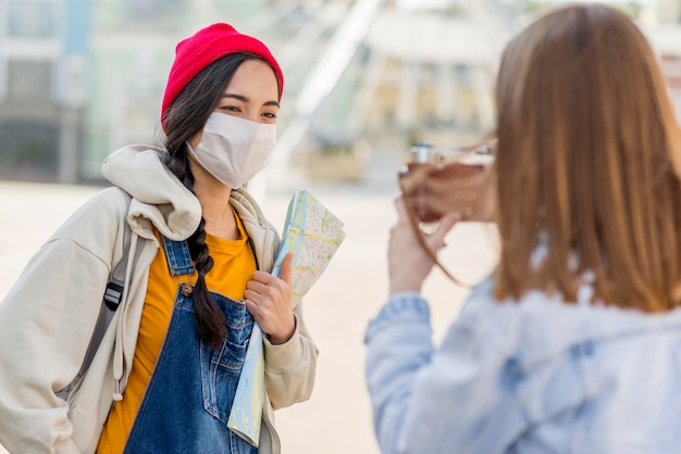 Amis avec masque prenant des photos