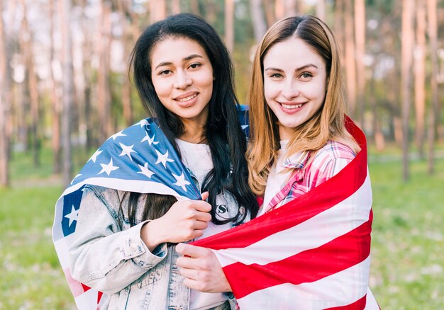 Amis multiethniques avec drapeau américain