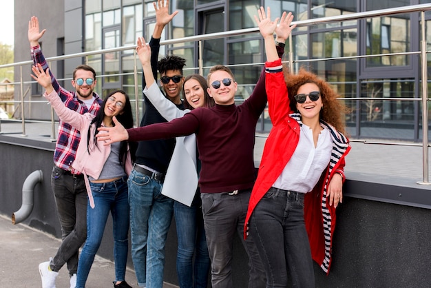 Photo gratuite amis multiraciales s'amusant à l'extérieur