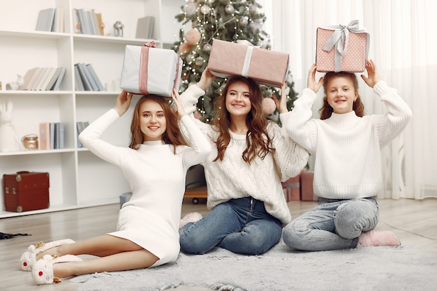 Des amis ont passé du temps à la maison. Deux filles avec un cadeau de Noël. Sœurs ensemble.