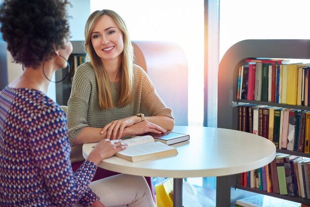 Des amis parlent de livres préférés