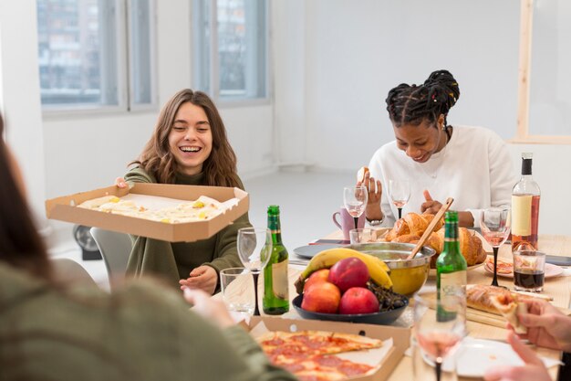 Amis partageant le déjeuner ensemble