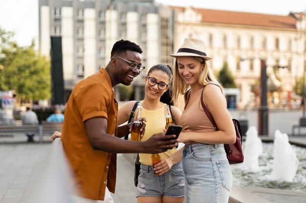 Amis passant du temps ensemble dehors en été