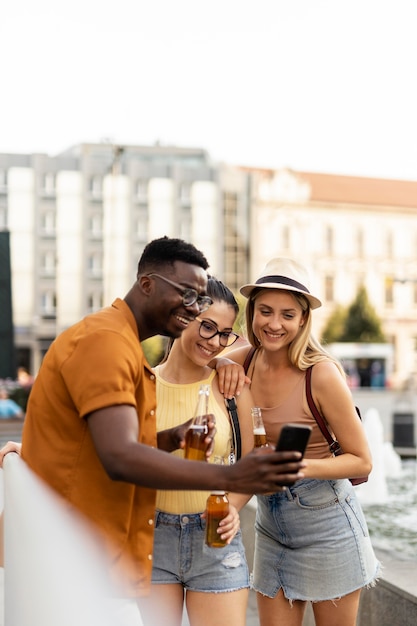 Amis passant du temps ensemble dehors en été